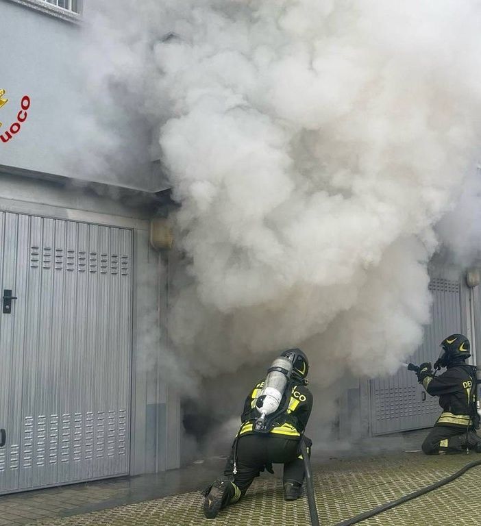 Incendio in un garage a Trecate