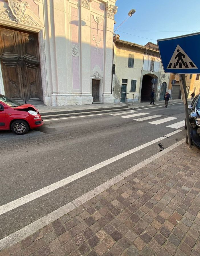 San Giorgio: frontale tra due auto in paese, soccorse 3 persone