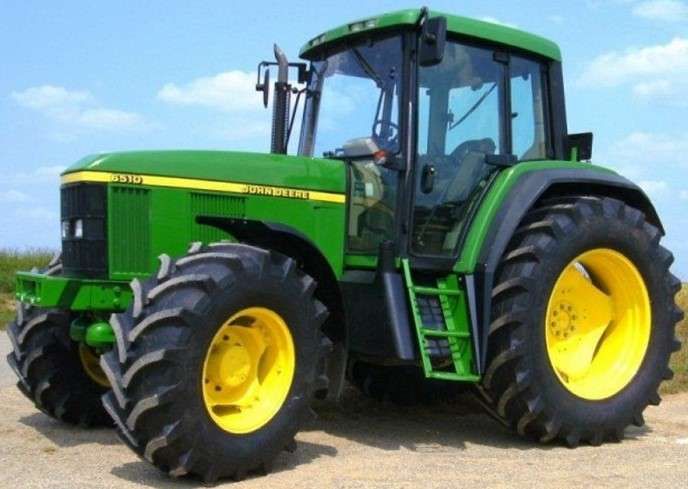 Nella foto un modello John Deere 6510 simile a quello rubato in Cascina Verdura a Tromello e poi ritrovato dalla proprietaria