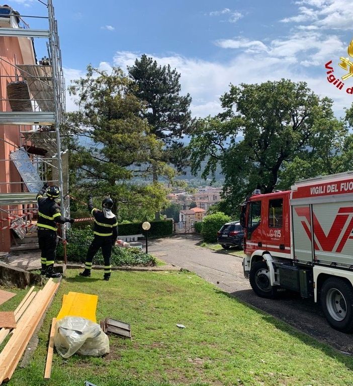 Cadono da un ponteggio a Luino, feriti gravemente due operai