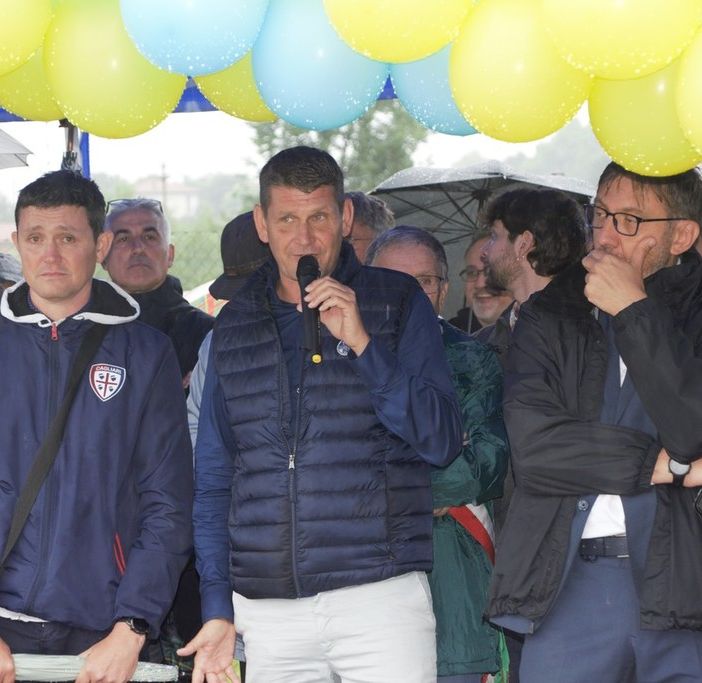 FOTO. I figli di Gigi Riva a Leggiuno per l'intitolazione del campo sportivo al loro grande papà campione: «Legame indissolubile, indimenticabili le partitelle all'oratorio di San Primo»