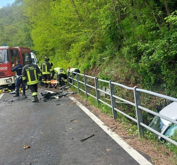 Tragico schianto sulla provinciale a Luino, c'è una vittima. Sei persone soccorse, una è grave, in volo anche due elicotteri del 118