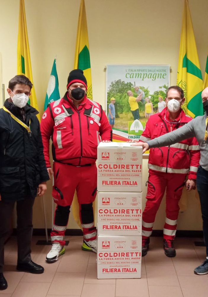 Solidarietà, altri 1000 kg di cibo nei pacchi alimentari donati da Coldiretti Pavia alle famiglie bisognose