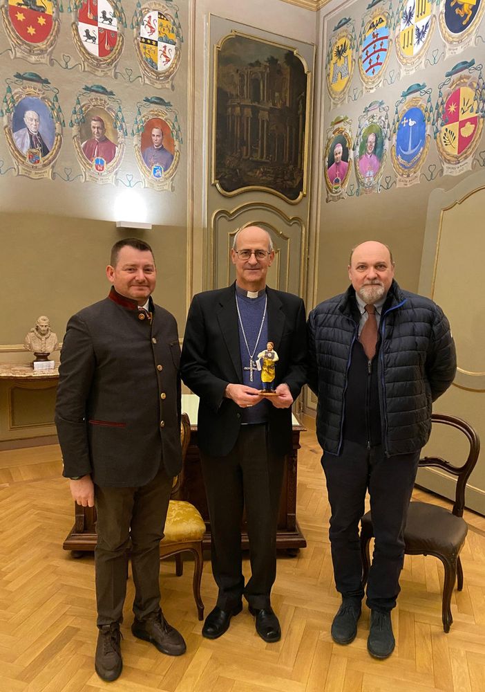 In dono al vescovo di Vigevano la statuina dell'imprenditore digitale, personaggio del presepe 2021