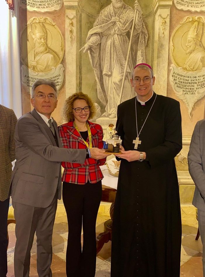 Coldiretti: in dono al vescovo Sanguineti la statuina per il Presepe 2024, simbolo della qualità made in Italy