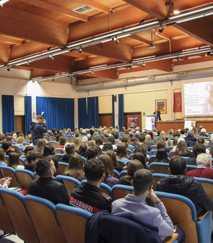 Anche 100 ragazzi al convegno dell’ordine dei medici in questura a Pavia su adolescenti, disagio e violenza