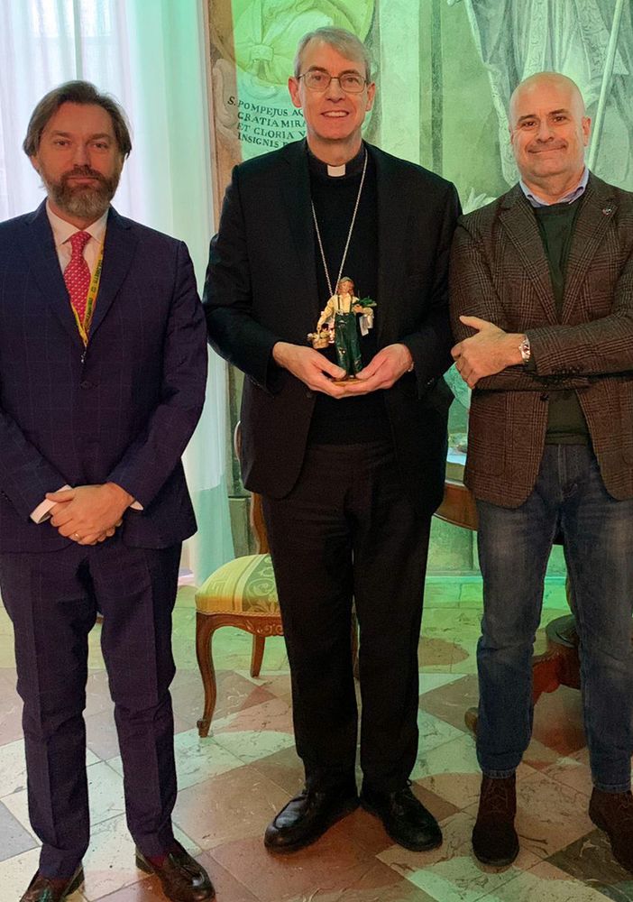 Natale, nel Presepe 2022 arriva la florovivaista: consegnata la statuina al Vescovo di Pavia