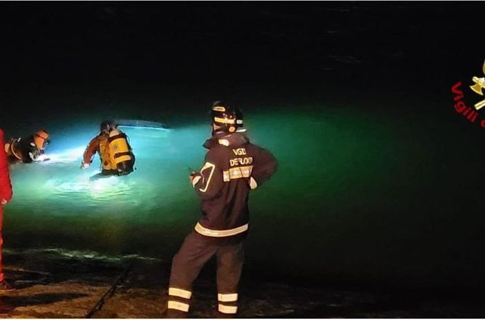 L'auto inabissata nel lago Maggiore a Suna