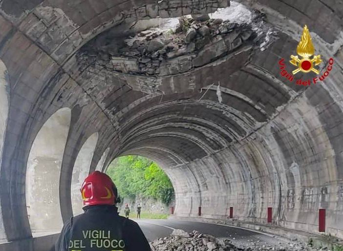 FOTO. Frana su una galleria stradale e ferroviaria nel Lecchese. Circolazione interrotta, nessun ferito