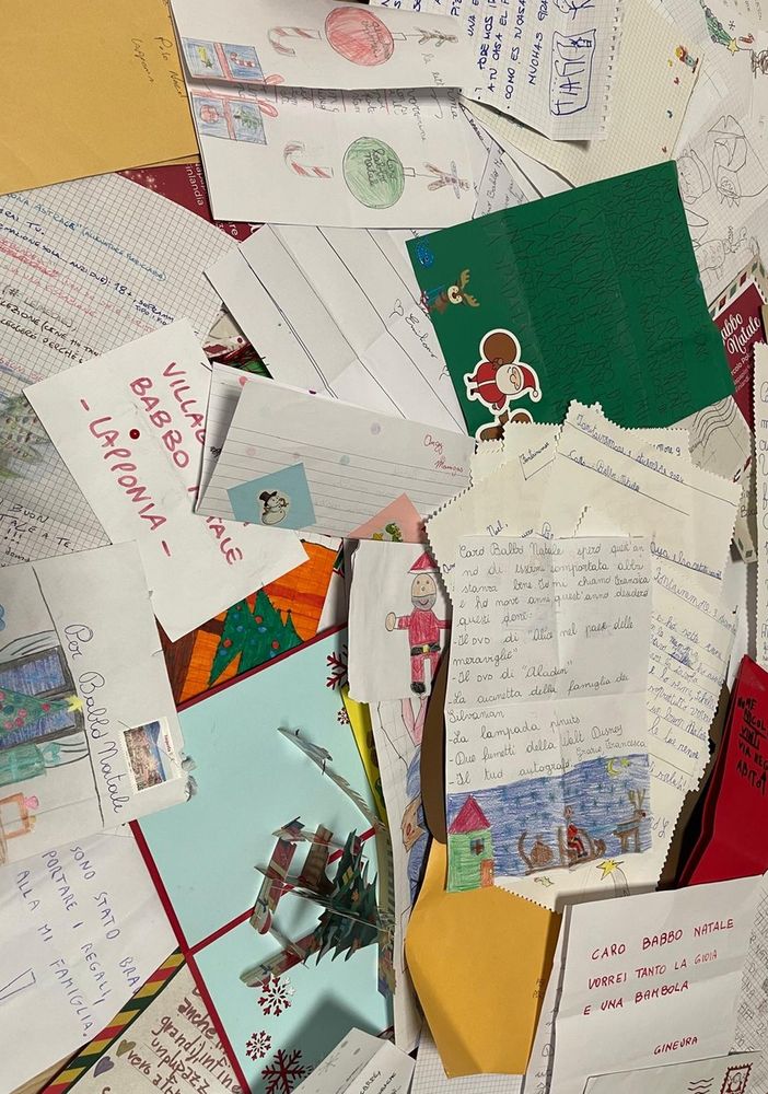 Poste Italiane: migliaia di lettere a Babbo Natale raccolte nelle cassette e negli uffici postali di Pavia