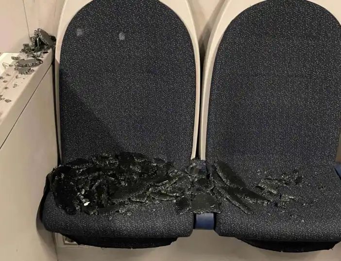 Vandali alla stazione di Corbetta distruggono i treni, disagi enormi per i pendolari