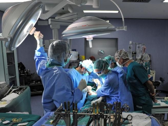 Novara: rara malattia ai reni, nel giro di 24 ore trapiantati mamma e figlio. Ora stanno bene