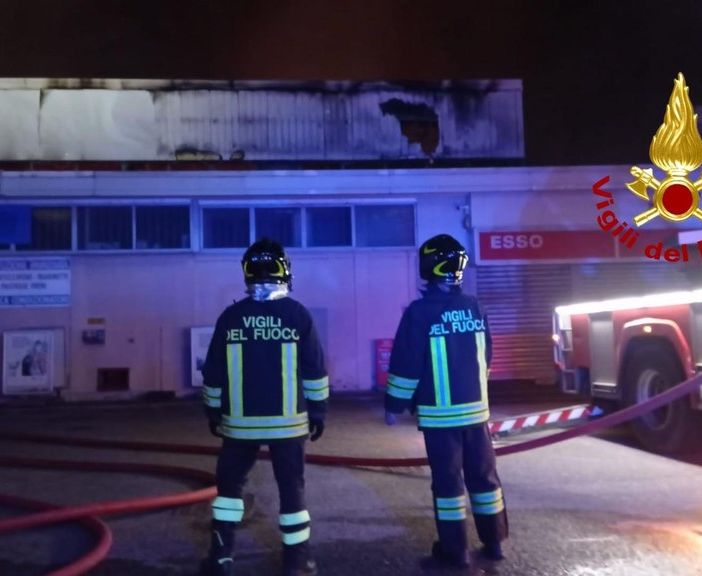 Milano: incendio in mercato ortofrutticolo, bruciati tre capannoni