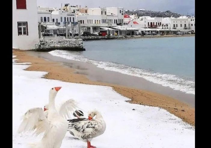 FOTO. Che beffa: neve a Mykonos e da noi ancora nulla dall'8 dicembre...