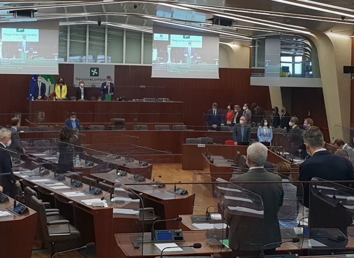 Il minuto di silenzio del consiglio regionale della Lombardia per le vittime del Mottarone