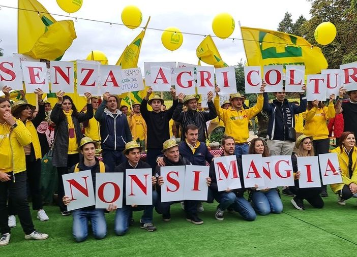 Coldiretti, in piazza a Milano centinaia di contadini