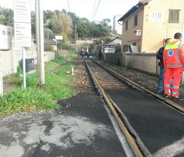 Pavia: neonato agganciato da un treno merci in stazione, è in gravissimo