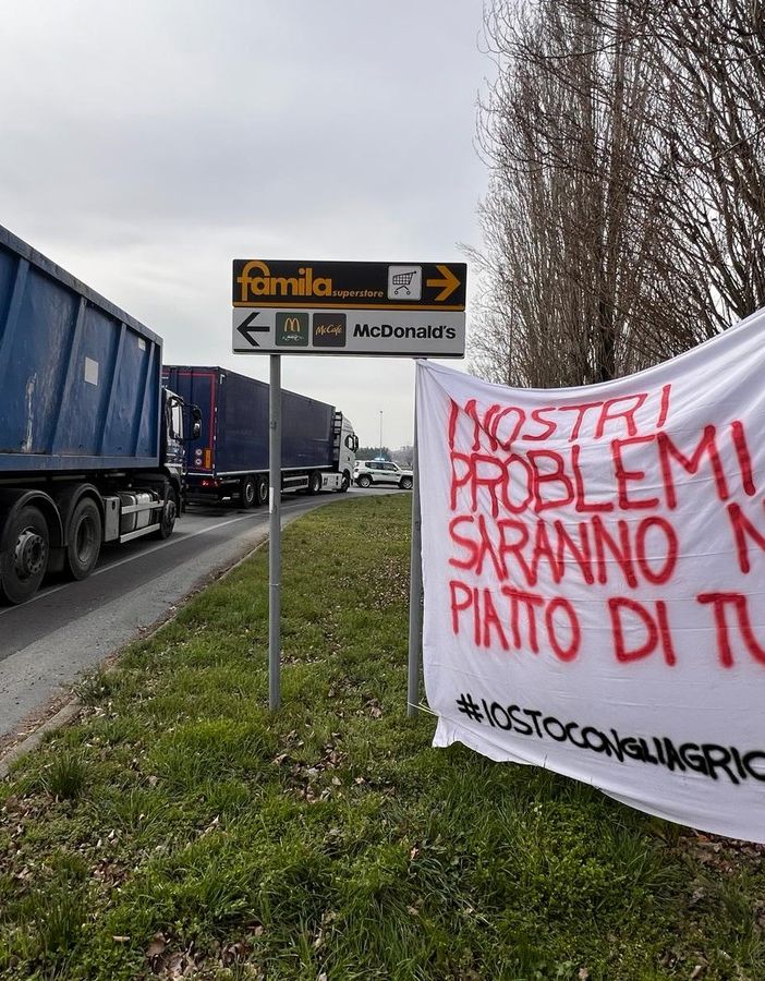 (VIDEO). La Protesta dei trattori sbarca in Lomellina: a Mortara affollato presidio e corteo degli agricoltori