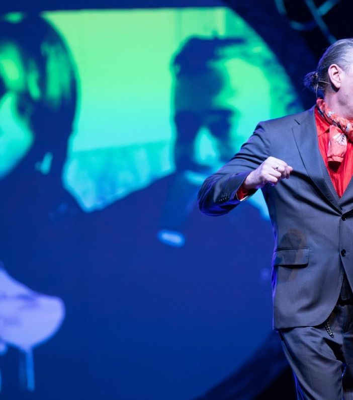 Vigevano: al teatro Cagnoni, Mauro Repetto ripercorre la storia degli 883