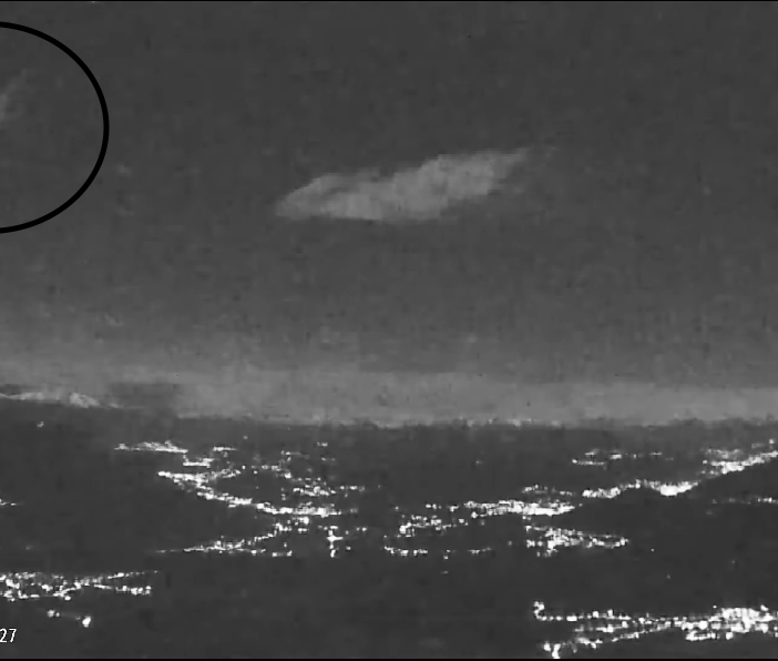 La meteora (nel cerchio) solca i cieli di Varese nella foto diffusa dalla Società Astronomica Schiaparelli