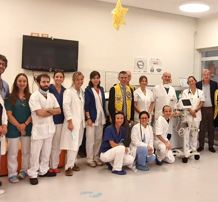 I Lions Club Pavia Host donano un monitor al reparto di oncoematologia del San Matteo