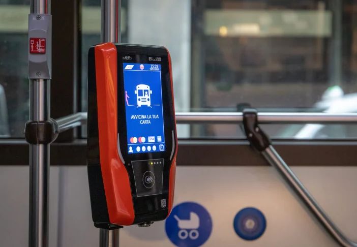 Atm: da giovedì 13 si paga ‘contactless’ anche su bus e tram