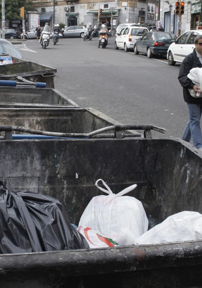 Orrore a Milano: neonata trovata morta in cassonetto per vestiti