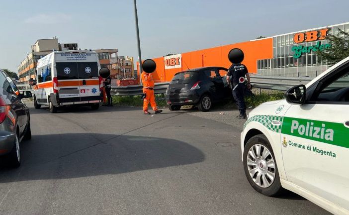 Incidenti a Magenta: ragazza in auto abbatte il guard rail alla rotonda dell’Obi, in via Turati tamponamento tra tre veicoli