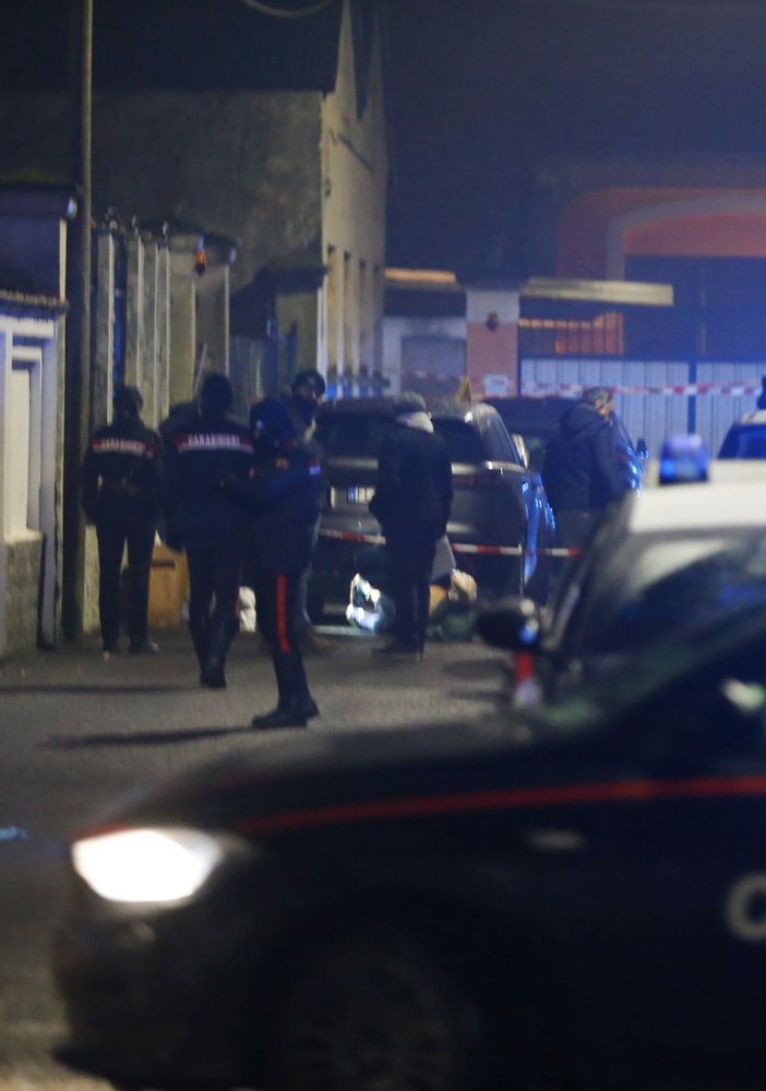 Accoltellamento mortale in strada a Mede, i carabinieri fermano 4 persone. Gli sviluppi delle indagini