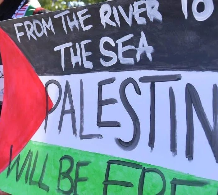 Insegnante indossa in aula una maglietta pro-Palestina, scoppia il caso a Pavia