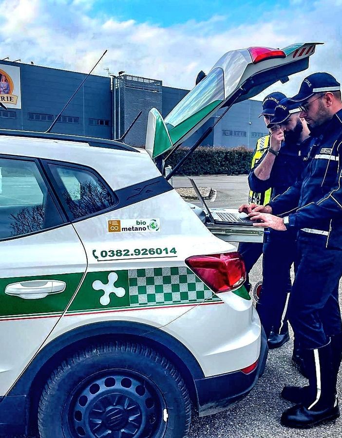 Trovato per la terza volta senza patente, minaccia gli agenti della Polizia locale. Scatta la denuncia