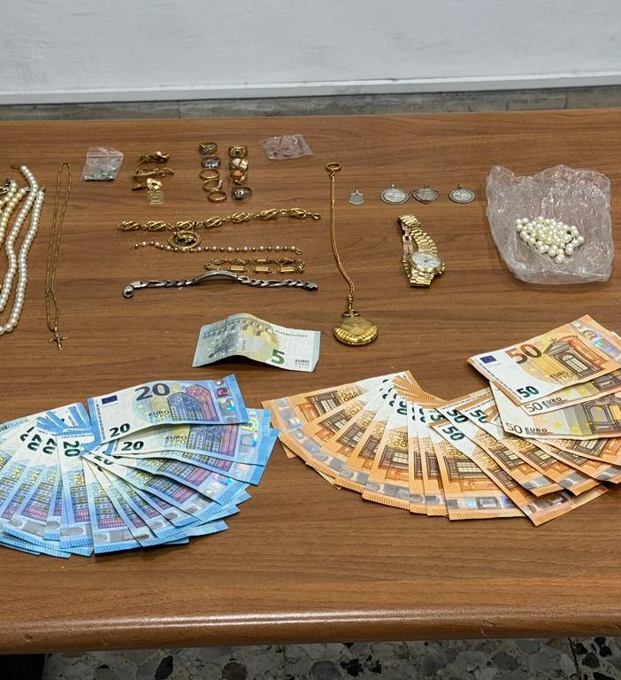 Vercelli, beccato con 1500 euro e i gioielli sottratti a un'anziana: in arresto un &quot;falso postino&quot;