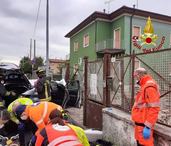 FOTO. Tragedia nel Milanese, auto si schianta contro il muretto di una casa. Morte entrambe le persone a bordo
