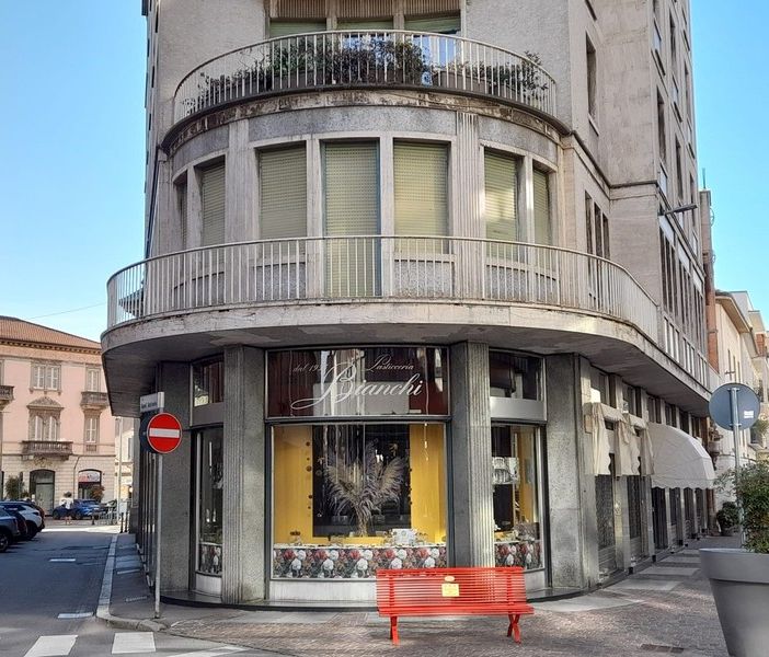 Pasticceria Bianchi, vetrina in largo Camussi
