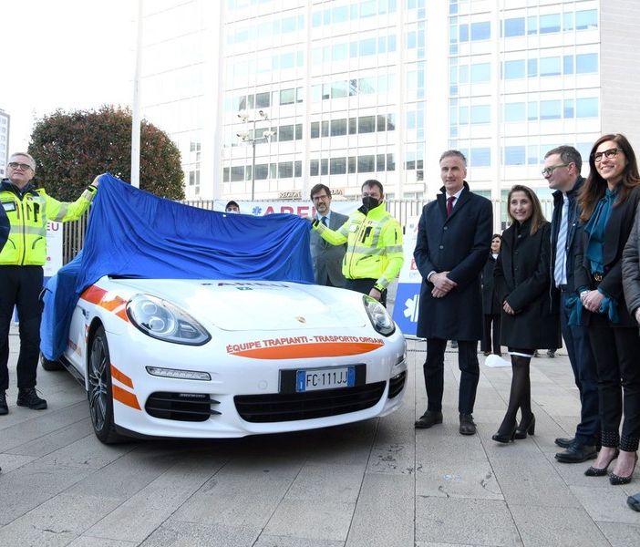 La donazione ad Areu: una Porsche per il trasporto degli organi
