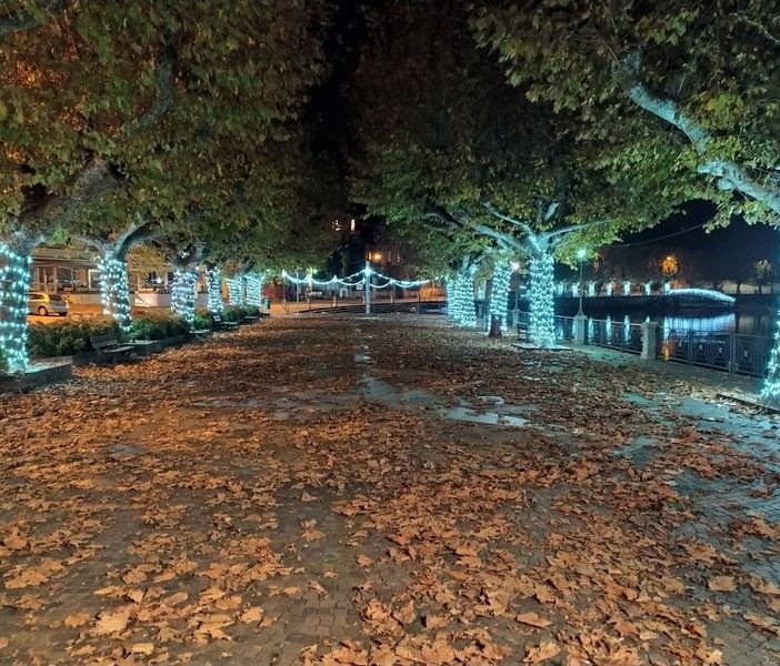 Il lungolago illuminato di Porto Valtravaglia (foto d'archivio)