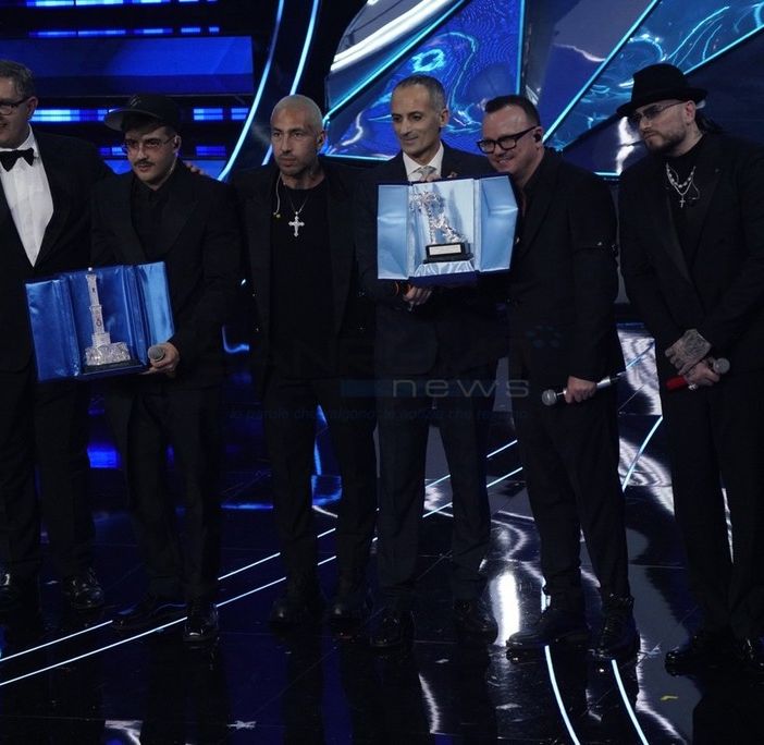 La premiazione sul palco dell'Ariston (foto Duilio Rizzo)