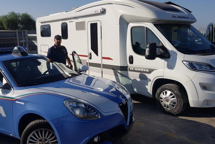 Quattro persone ai domicilari per truffe sulla compravendita di camper