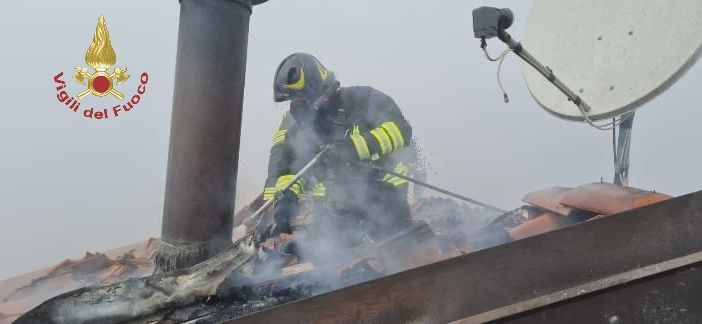 Broni: fiamme sul tetto di un'abitazione, intervengono i Vigili del fuoco
