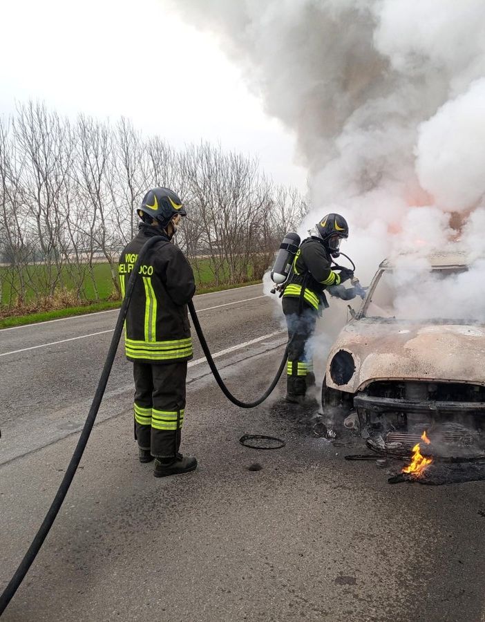 Albuzzano: auto in fiamme sulla provinciale 235, conducente illesa