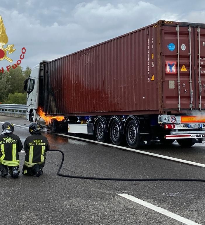 Casei Gerola: in fiamme i serbatoi Gnl di un tir sull'autostrada Milano-Genova, sul posto i Vigili del fuoco