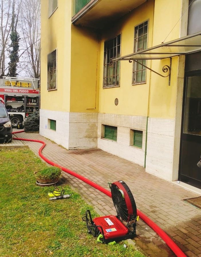 Pavia: incendio in una cucina a piano terra, evacuato il condominio
