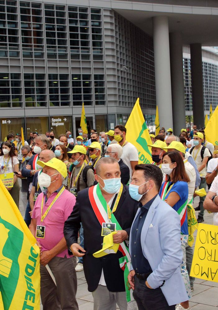 Cinghiali, la protesta degli agricoltori: in centinaia in piazza a Milano con Coldiretti