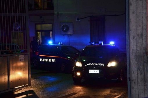 Tentano la rapina nella villa di un gioielliere e sparano all'uomo, svegliato dai rumori