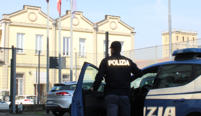 Acquistava auto di grossa cilindrata con documenti falsi: arrestato