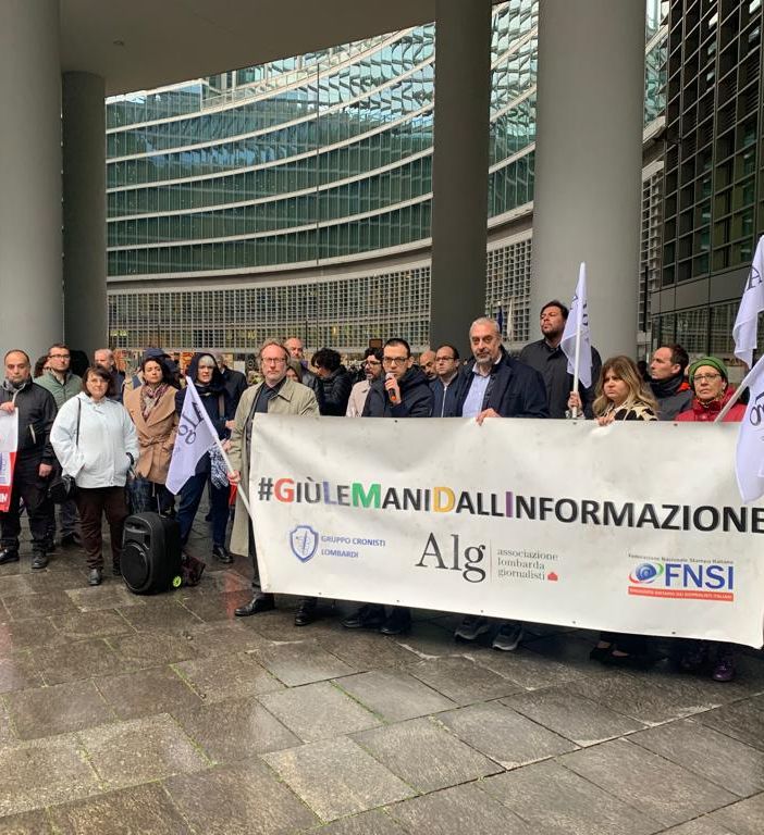 Grande partecipazione al presidio dei giornalisti che hanno chiesto il ripristino del servizio “real time” Areu 118