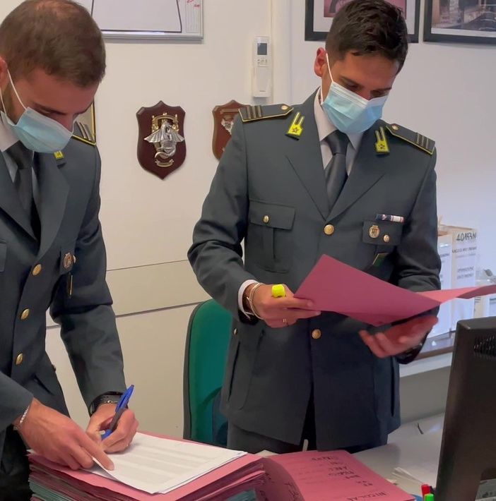 Smantellata un organizzazione dedita a frodi sul reddito di cittadinanza, arrestate 8 persone