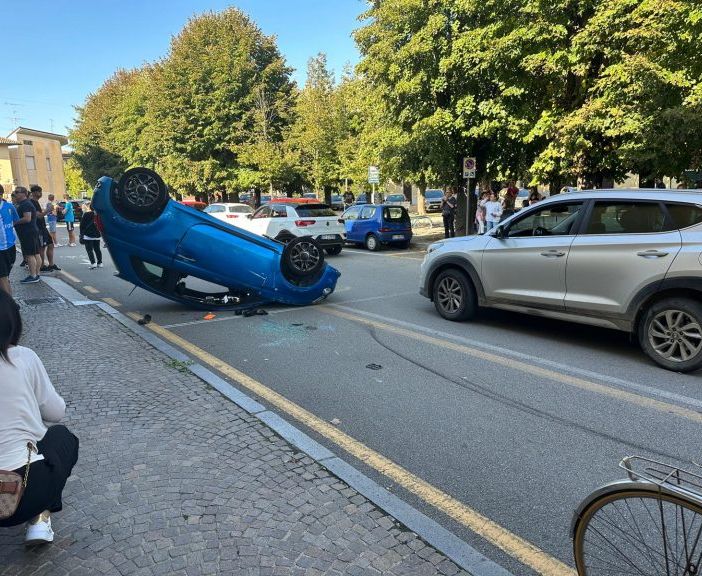 Robecco, incidente in piazza XXI Luglio: auto ribaltata, tre persone coinvolte, traffico in tilt