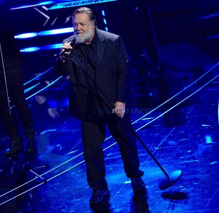 Sanremo 2024, Russell Crowe e la sua band infiammano il palco dell'Ariston, ma non manca lo scherzo su John Travolta
