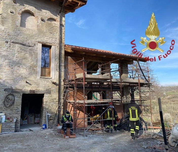 Cade da un ponteggio e muore: tragedia sul lavoro nel cuneese